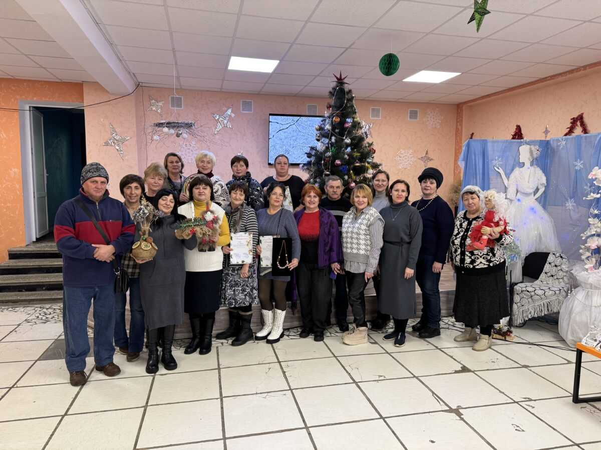 В рамках новогодних мероприятий, в районом дворце культуры Станицы  Луганской организована выставка декоративно-прикладного искусства “Новый год  к нам идёт”