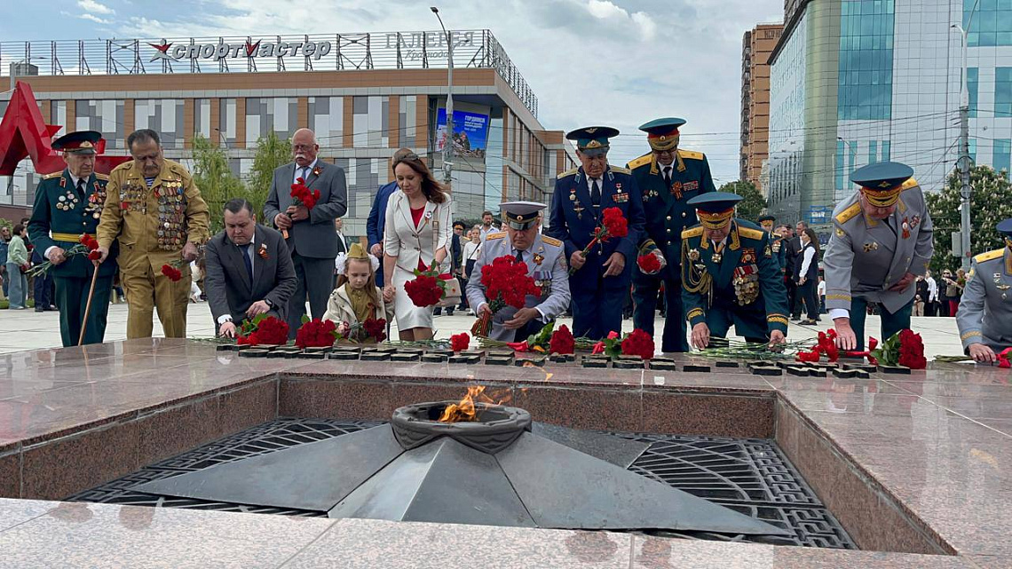 Профсоюзы Кубани возложили цветы в честь Дня Победы к мемориалу «Вечный огонь» в Краснодаре