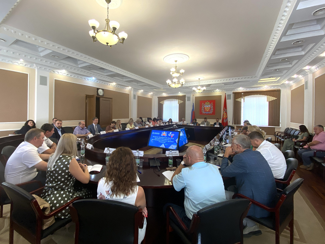 Острая нехватка кадров: Оренбургская областная трехсторонняя комиссия рассмотрела вопросы социально-трудовых отношений в регионе